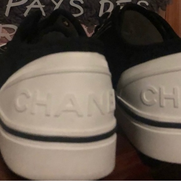 CHANEL SUEDE/VELOUR SNEAKERS BEAUTIFUL AND NEVER WORN ONLY ACROSS MY CARPET - Picture 5 of 16